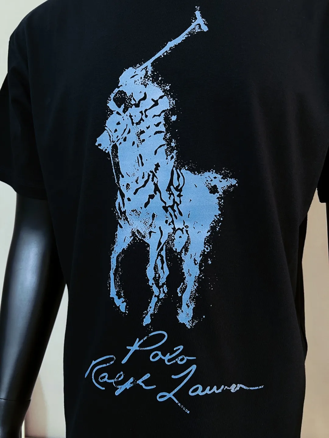 P140 Polo Ralph Lauren 2026ss spring and summer new style Equestrian Rider Nevis island printed round neck short-sleeved T-shirt; new products are available on the official website at the same time; strictly control the size of the LOGO; the color matching and color matching details are consistent with the official website; simple and fashionable style; select 240g double yarn pure cotton fabric; high specification tight threaded neckline; back body seaming and bone; pre-made high-temperature anti-shrinking process before leaving the factory; not easy to deform and shrink after washing; essential clothing for three seasons; color: black white, size XS-L (Can wear up to 200 pounds)